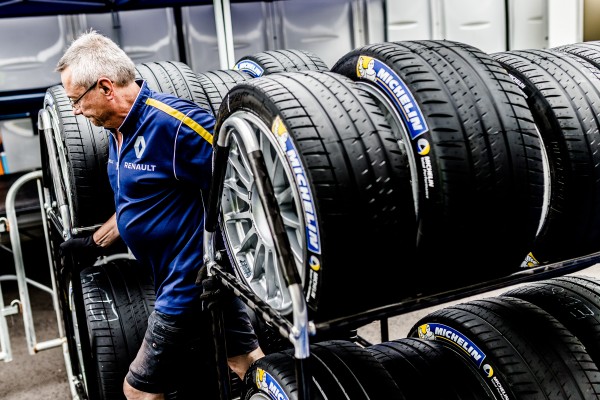 Auto Express: Michelin Pilot Sport 4 — лучшая резина!